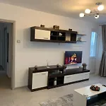 Victoriei Boulevard Private Apartment